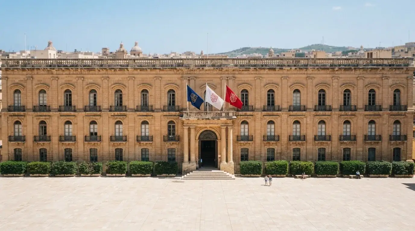 Palazzo istituzionale con bandiere al vento in una piazza soleggiata — casinò slot machines con rtp alto